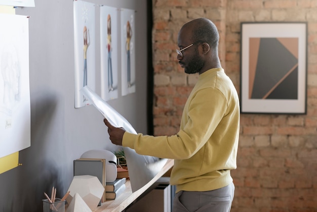 Homme travaillant dans un studio d'animation