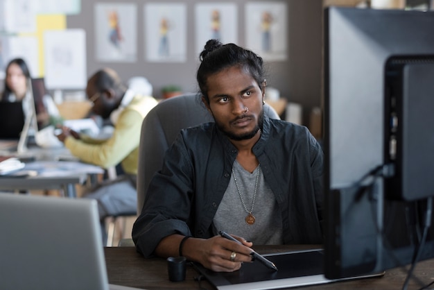 Photo gratuite homme travaillant dans un studio d'animation