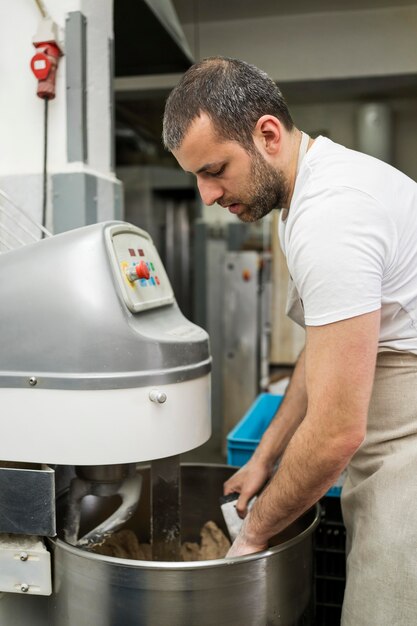 Homme travaillant dans une usine de pain