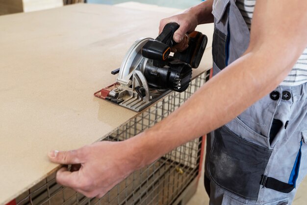 Homme travaillant sur la découpe de panneaux mdf