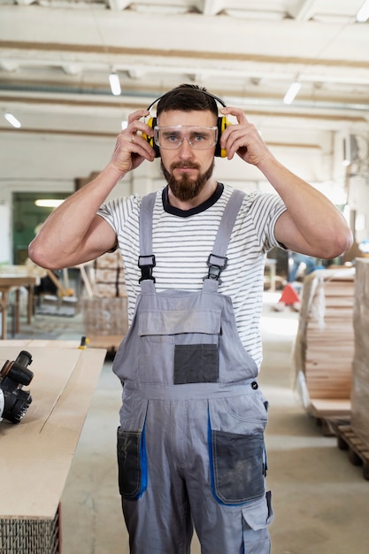 Photo gratuite homme travaillant sur la découpe de panneaux mdf