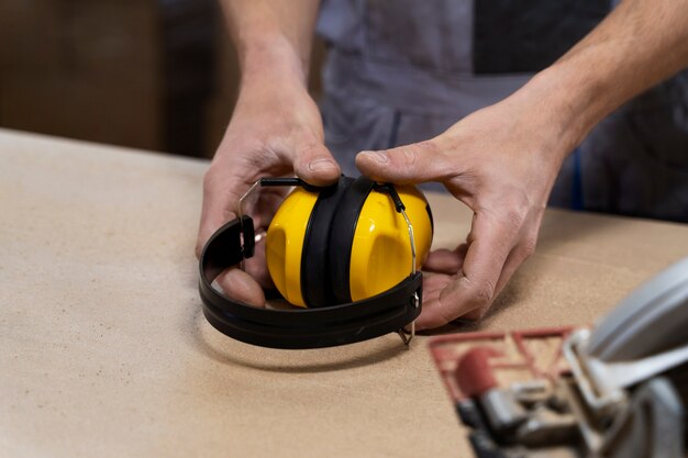 Homme travaillant sur la découpe de panneaux mdf