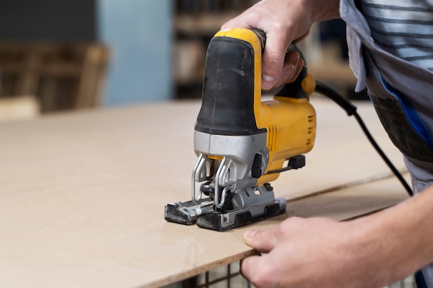 Homme travaillant sur la découpe de panneaux mdf