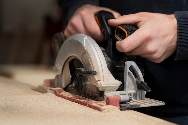 Homme travaillant sur la découpe de panneaux mdf