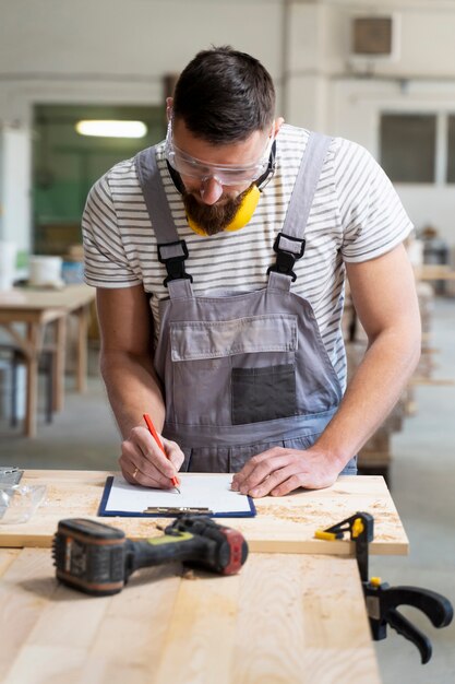 Homme travaillant sur la découpe de panneaux mdf