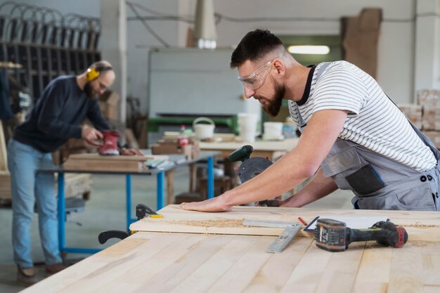 Homme travaillant sur la découpe de panneaux mdf