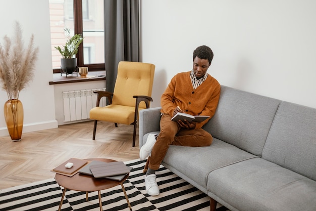 Homme travaillant à distance à domicile