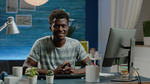 Homme travaillant à domicile à l'aide d'un ordinateur et d'un clavier