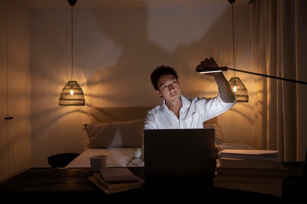 Homme travaillant à domicile avec un ordinateur portable