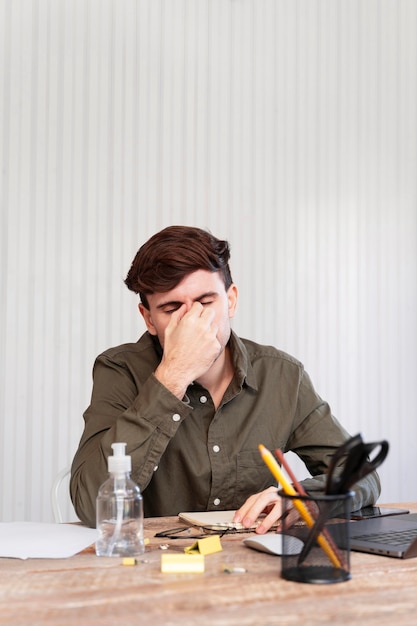 Homme travaillant à domicile en tant que pigiste