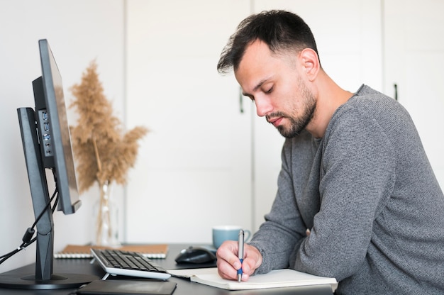 Homme travaillant à domicile