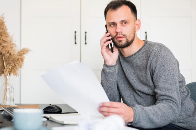 Homme travaillant à domicile