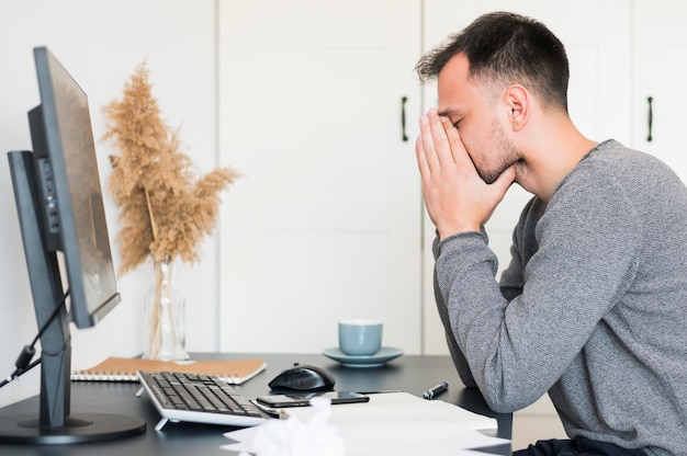 Homme travaillant à domicile