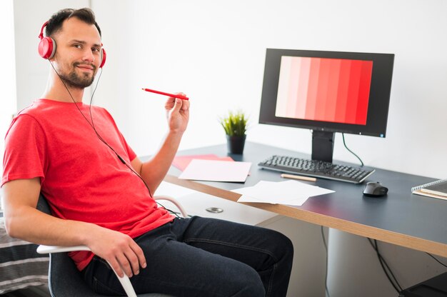 Homme travaillant à domicile