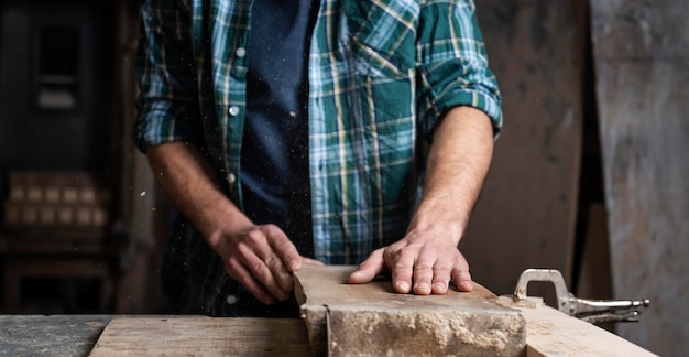 Homme travaillant avec du bois en atelier