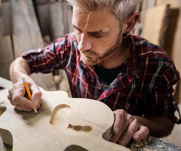 Photo gratuite homme travaillant avec du bois