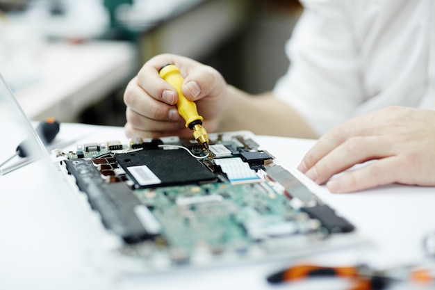 Homme travaillant sur l'électronique