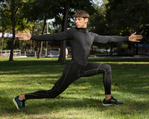 Homme travaillant à l'extérieur dans des vêtements de sport