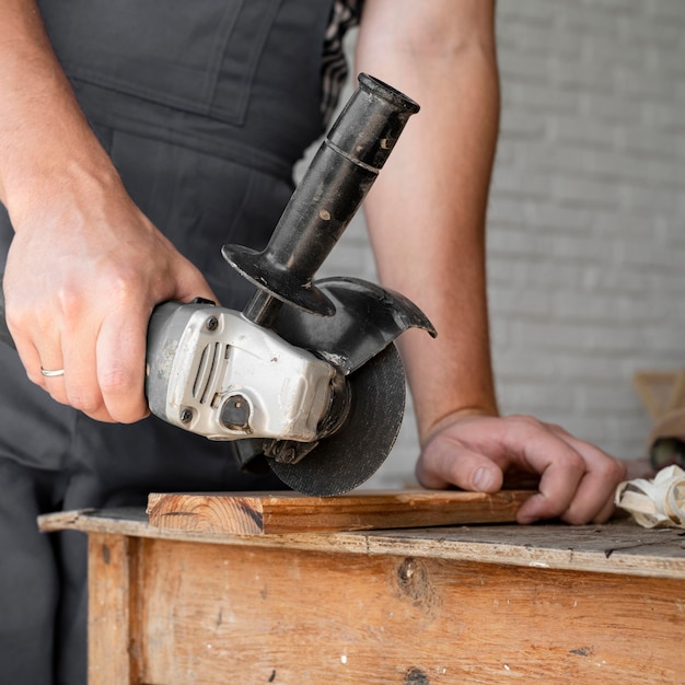 Homme travaillant sur gros plan de bois