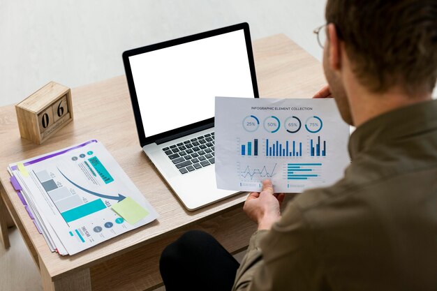 Homme travaillant avec des infographies à l'intérieur