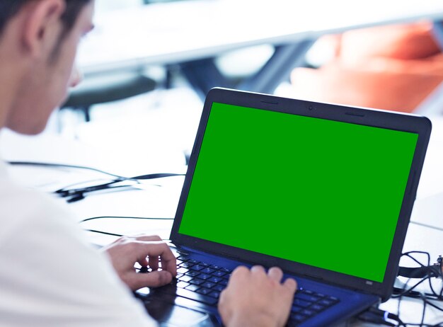 Homme travaillant avec un ordinateur au bureau