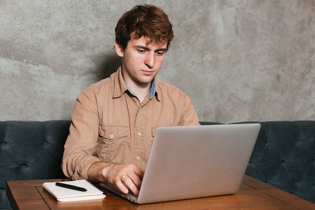 Homme travaillant sur un ordinateur portable au bureau