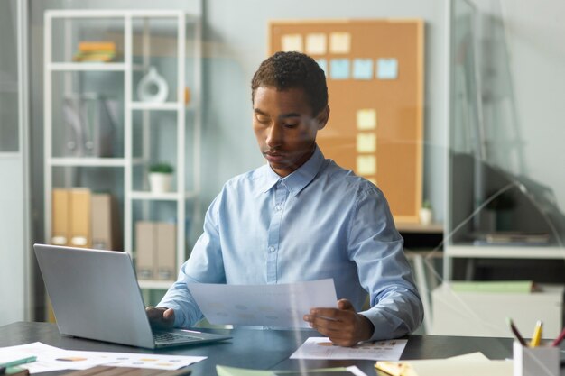 Homme travaillant sur un ordinateur portable coup moyen