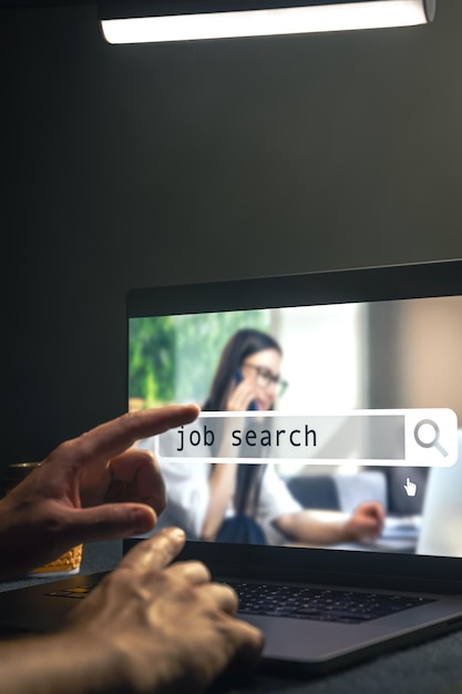 Photo gratuite homme travaillant sur un ordinateur portable et des informations pour le concept d'emploi à la recherche d'un emploi