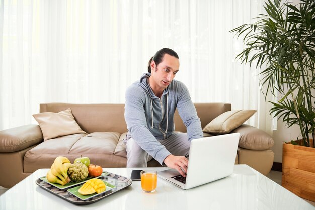 Homme travaillant sur ordinateur portable