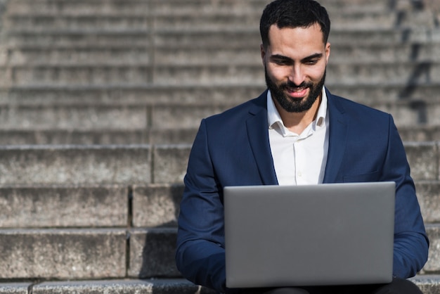 Homme travaillant sur ordinateur portable