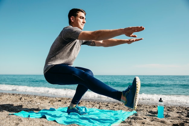 Homme travaillant à la plage