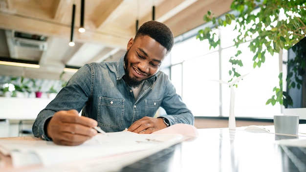 Homme travaillant sur le plan moyen du projet