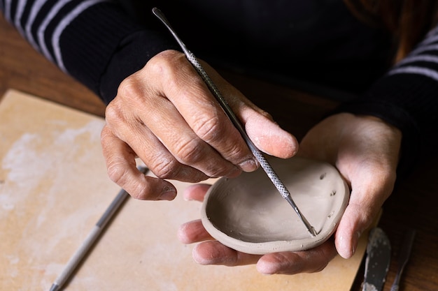 Photo gratuite homme travaillant la poterie