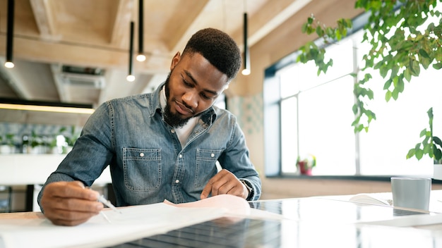 Homme travaillant sur un projet au bureau