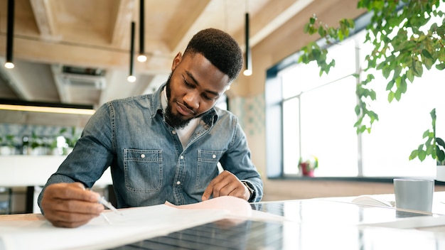 Homme travaillant sur un projet au bureau