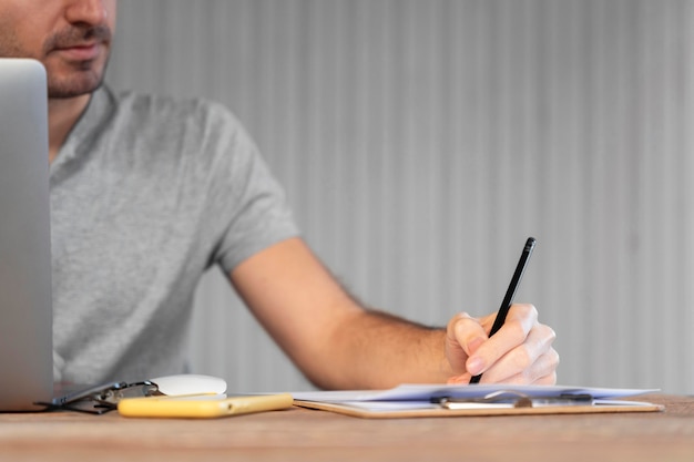 Homme travaillant sur un projet indépendant à la maison