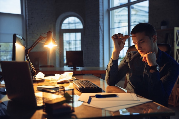 Homme travaillant seul au bureau