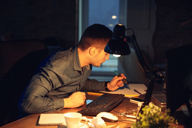 Homme travaillant seul au bureau