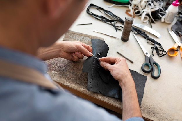 Homme travaillant seul dans un atelier de cuir