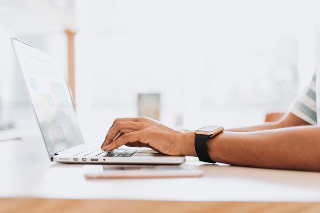 Homme travaillant sur son ordinateur portable