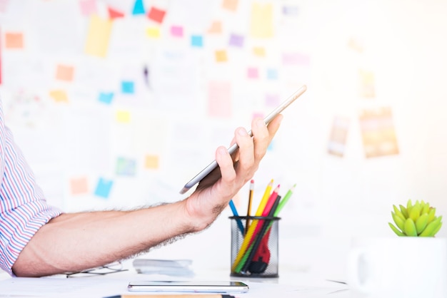 Homme travaillant avec une tablette dans un bureau