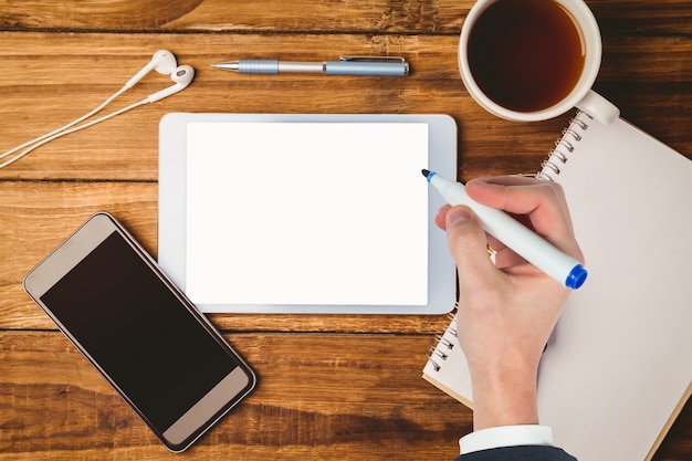 Homme travaillant avec une tablette