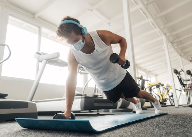 Homme Travaillant Sur Tapis à La Salle De Sport