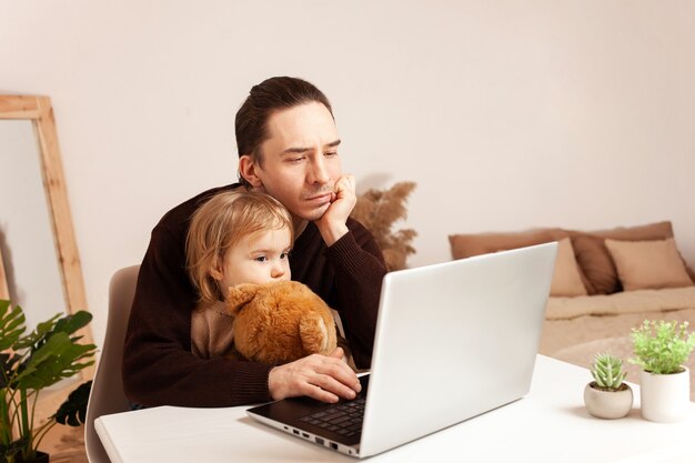 Le Medecin Ecoute Le Cœur Et Les Poumons D Une Petite Fille A La Maison Bebe Malade Quarantaine A Domicile Coronavirus Covid Photo Premium