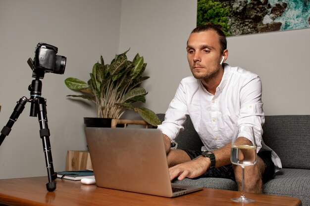 L'homme travaille à la maison. Photo de haute qualité