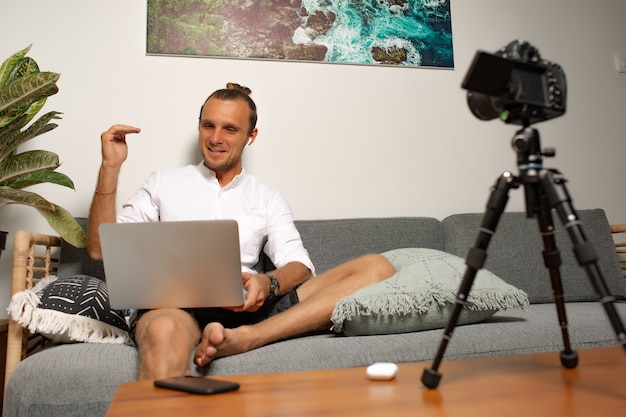 L'homme travaille à la maison. Photo de haute qualité