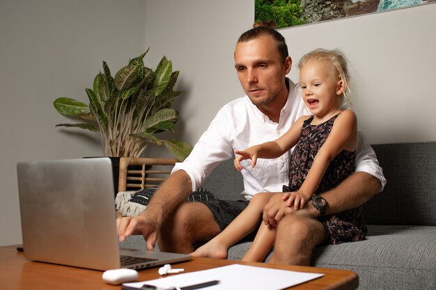 L'homme travaille à la maison. Photo de haute qualité