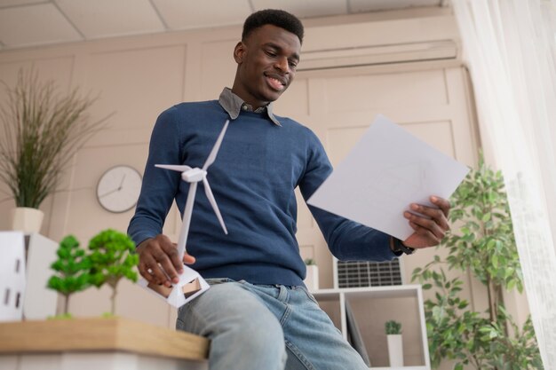 L'homme travaille pour le projet d'environnement