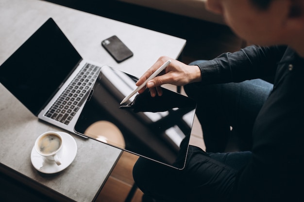 Homme, travailler, tablette, grand plan, table