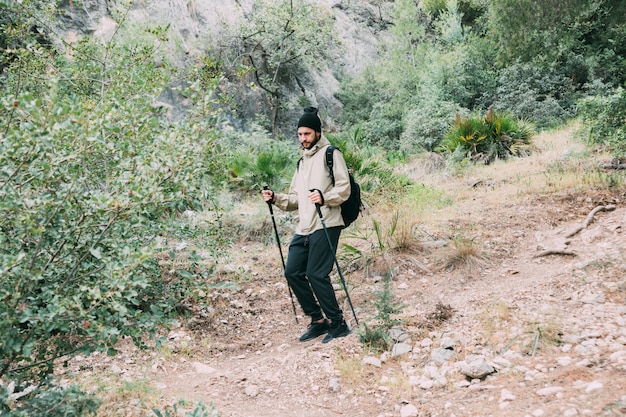 Homme, trekking, dans montagnes